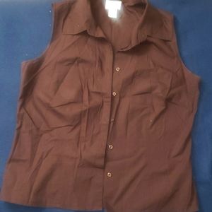 Stretch. Sleeveless top.